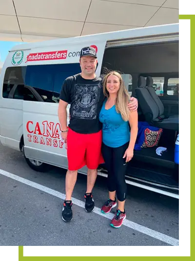 Joven pareja abrazada posando para la cámara.