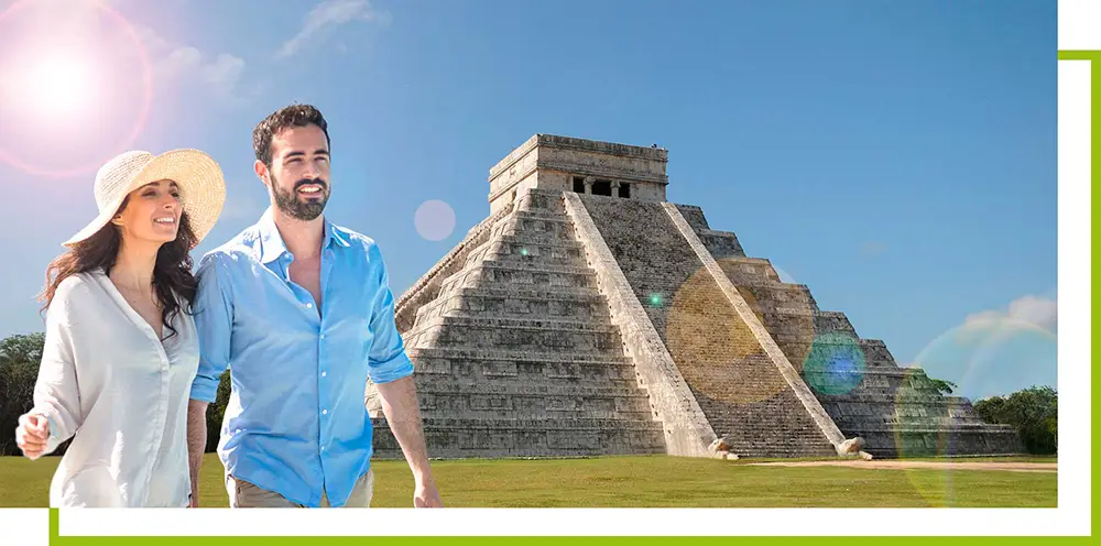 Pareja de hombre y mujer con una pirámide detrás.